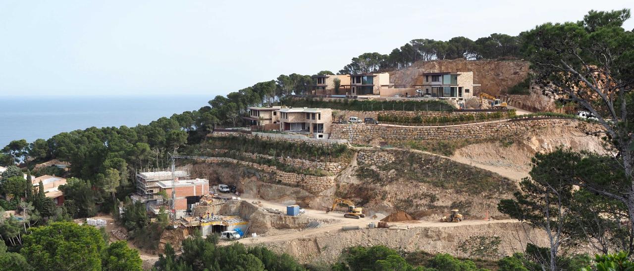 Uns habitatges en construcció a la Costa Brava.