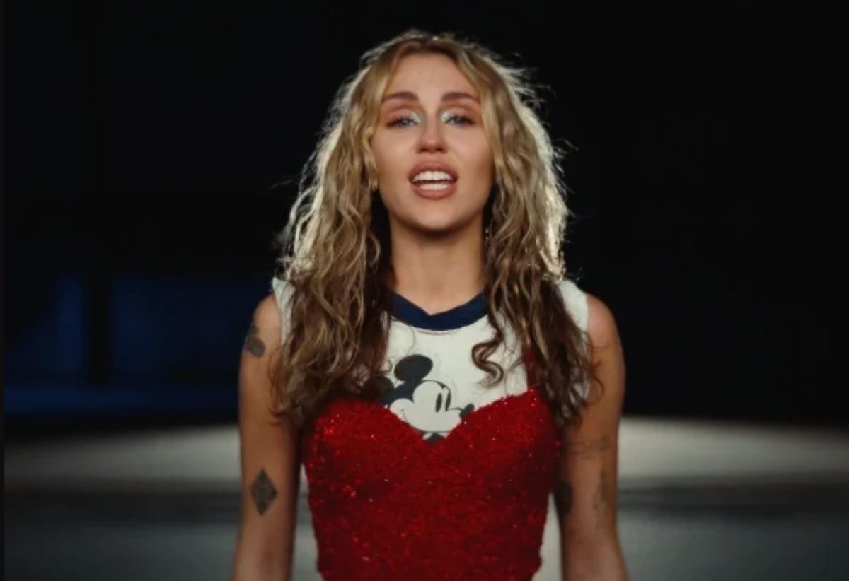Miley Cyrus en el videoclip de Used to be young