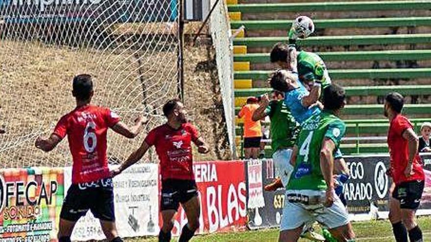 Imagen del partido que disputaron los pitiusos frente al Cacereño el pasado domingo.