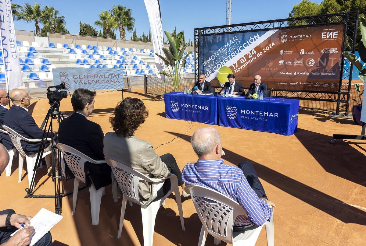 José Pedro García presenta el Challenger 75 en la pista central del Club Atlético Montemar de Alicante, con el alcalde Luis Barcala.