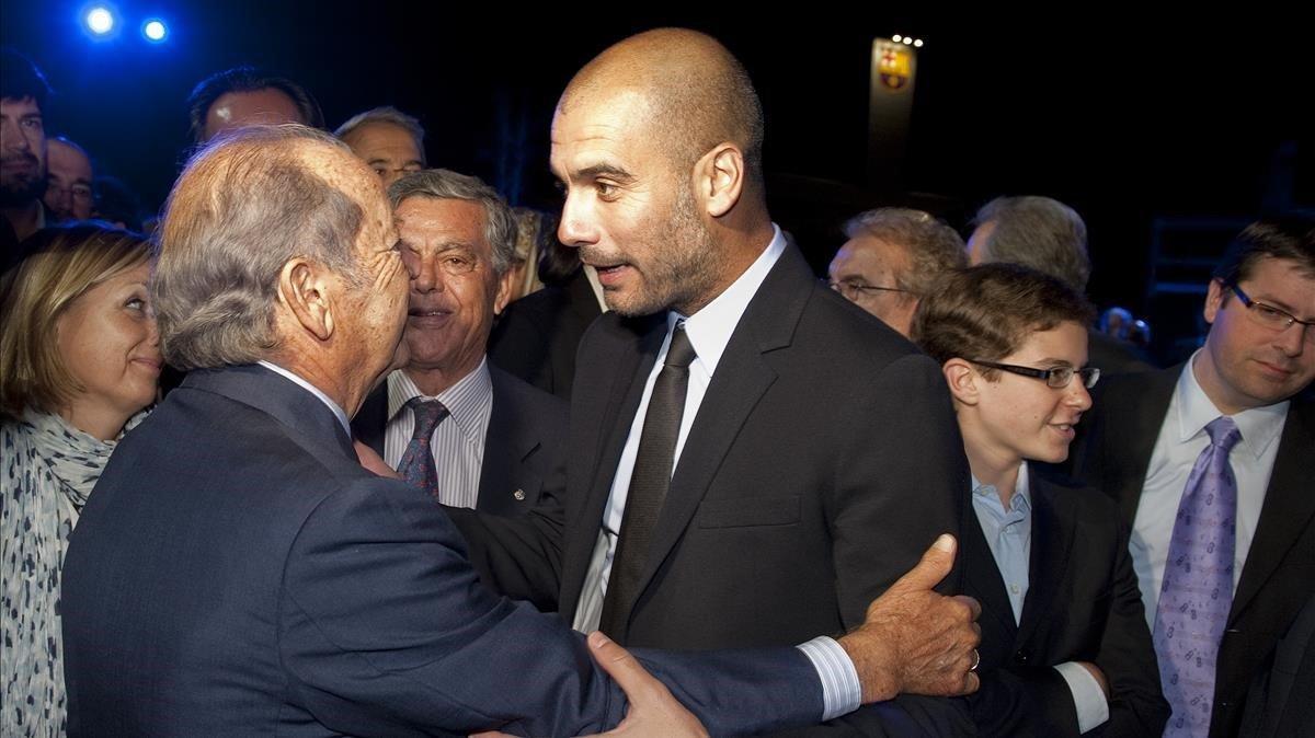 Núñez saluda a Pep Guardiola en la inauguración del Centre Formatiu Oriol Tort (la nueva Masia), el 20 de octubre del 2011.