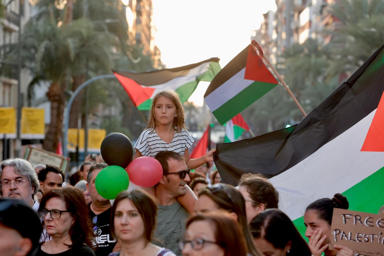 Más de 80 colectivos de Alicante se manifiestan a favor de Palestina