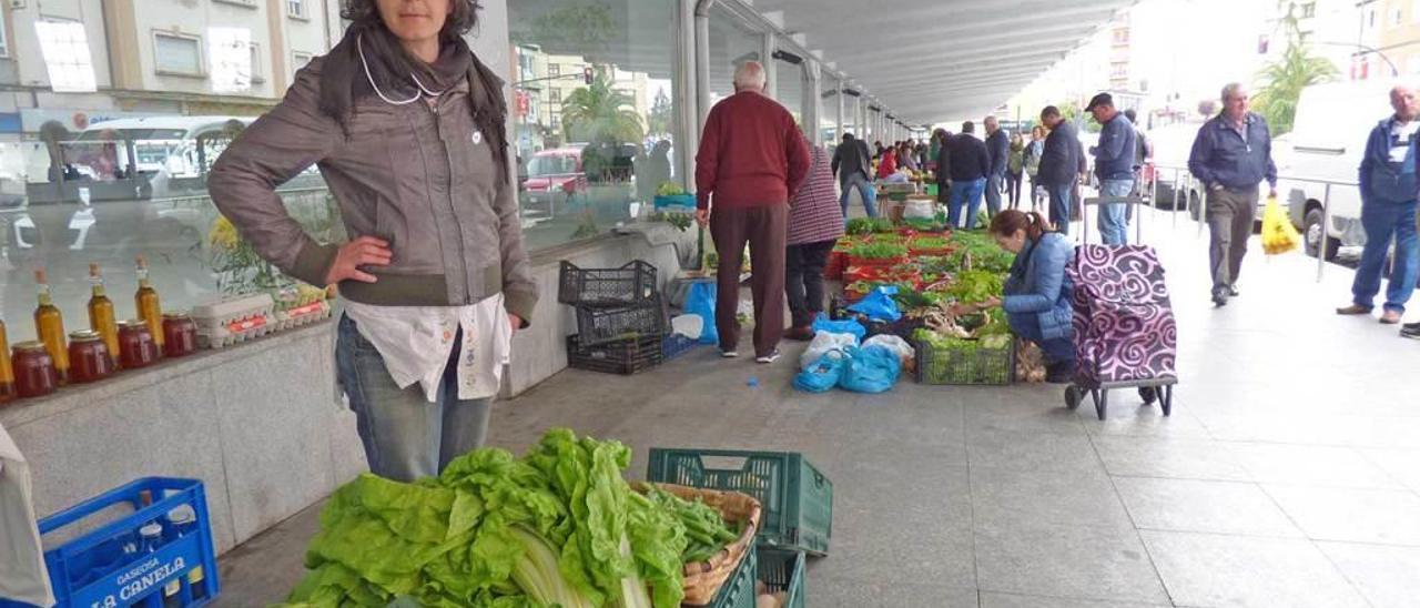 Paula Cristóbal, ayer, en su puesto del mercado de la Pola.