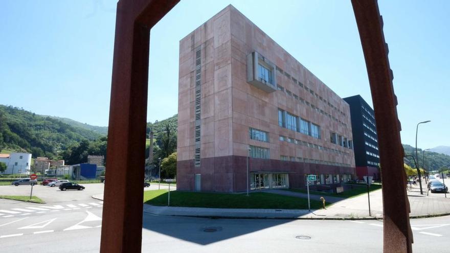 Detenido un vecino de Lena por provocar un accidente en el campus de Mieres bajo los efectos del alcohol