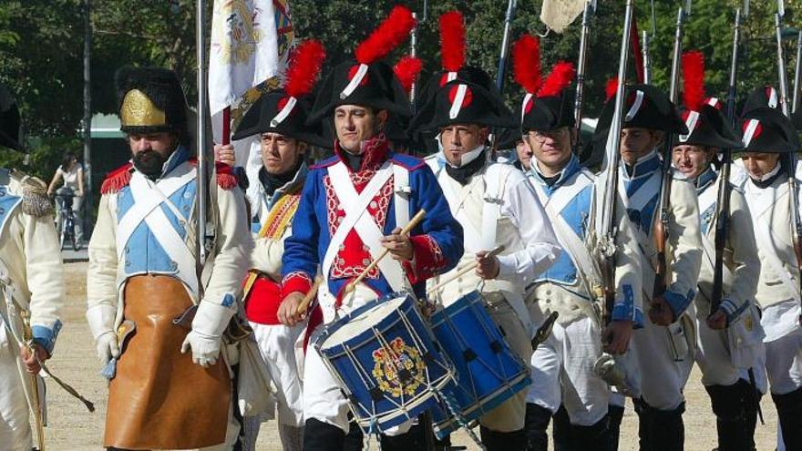 Miembros de la Asociación Napoleónica Valenciana desfilan con el uniforme blanco con pechera azul del Regimiento de Infantería de Línea de Valencia 1808.