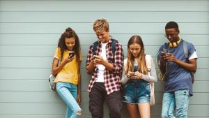 Adolescentes con sus móviles.