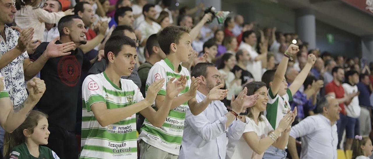 La afición del Córdoba Futsal arenga al equipo durante un choque del pasado curso en Vista Alegre.