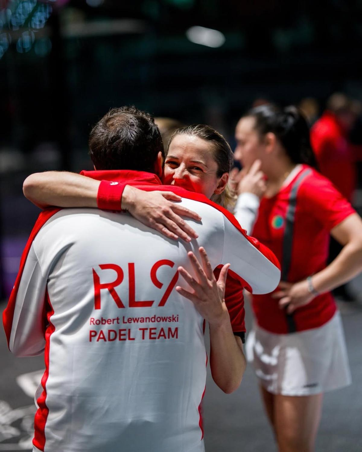 Ari se abraza a Canali, entrenador del equipo RL9, tras el tercer triunfo