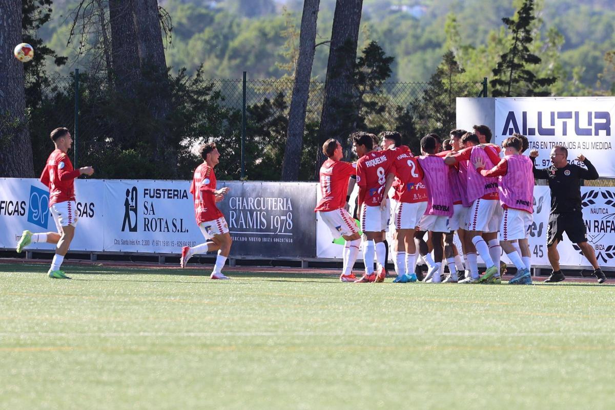 Los jugadores de la SD Ibiza celebran el gol de la victoria ante el Reus Reddis, en un duelo del pasado mes de noviembre.
