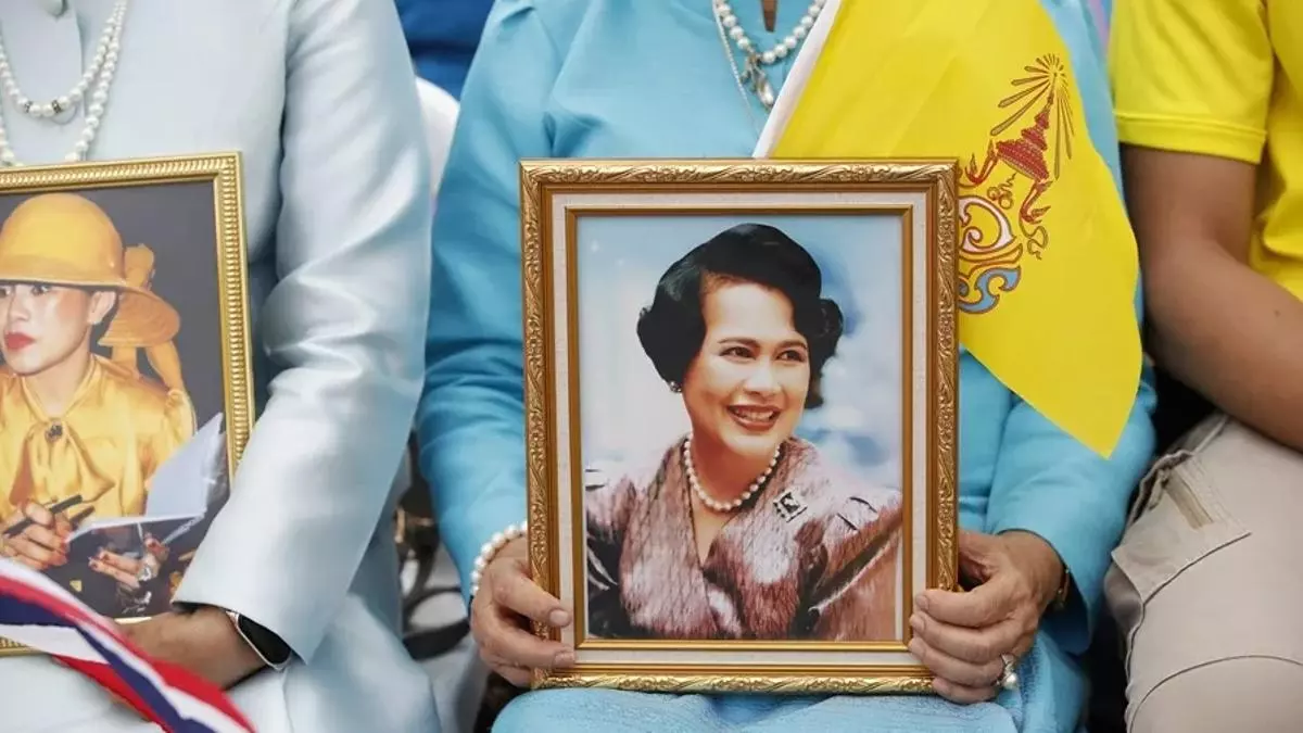 Muere Sikirit, la reina madre de Tailandia conocida como la 'Jackie Kennedy de Asia' por su estilo y belleza