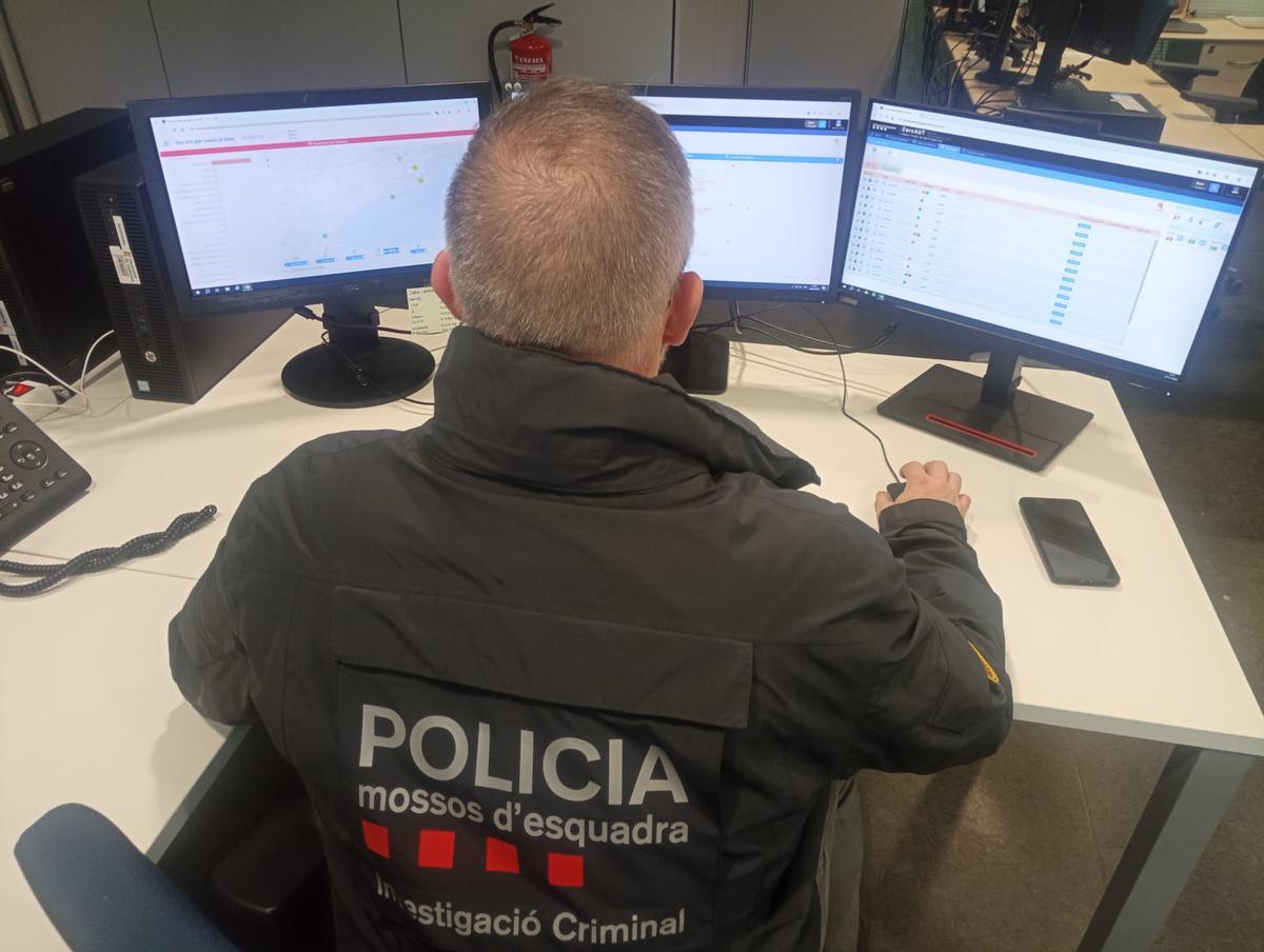 Un agente de investigación de Mossos consultando el sistema de multirreincidentes
