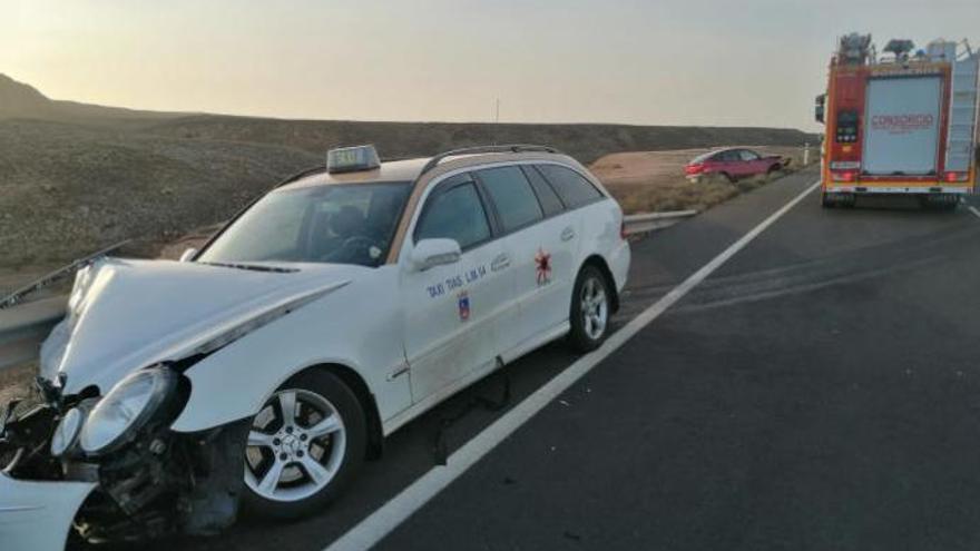 En primer término, estado en el que quedó el taxi siniestrado, hoy, en la carretera entre Yaiza y Playa Blanca. Al fondo a la izquierda, el turismo implicado también en el accidente.