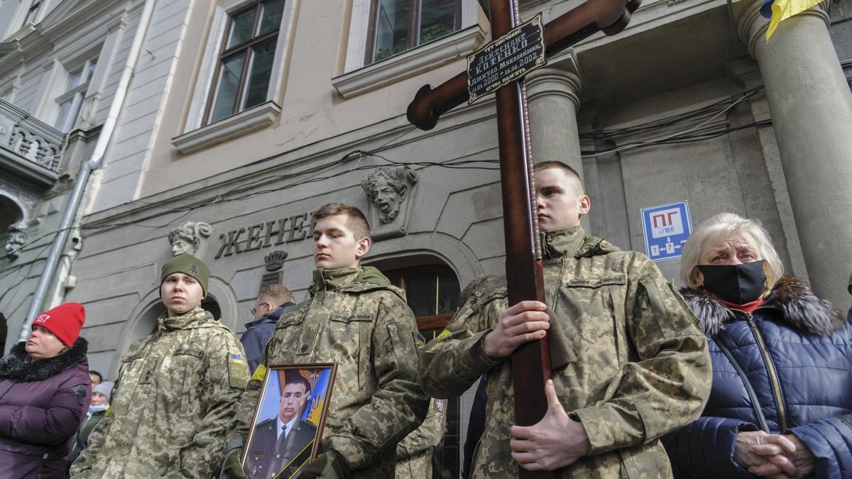 Funeral por varios soldados ucranianos caídos en Lviv.