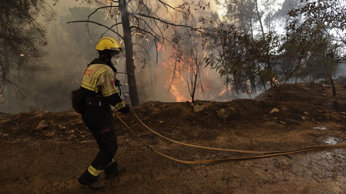 El incendio del Pont de Vilomara avanza sin control y obliga a evacuar a los vecinos