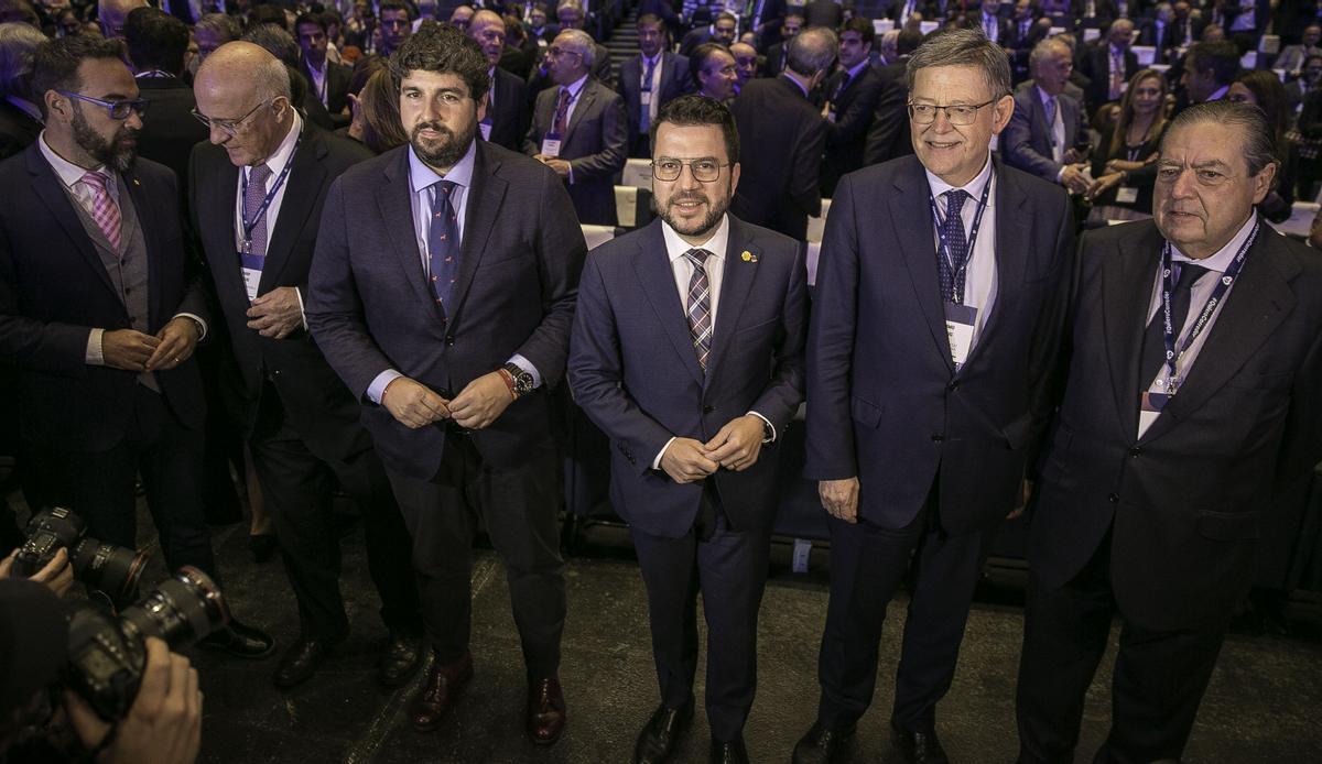 Los presidentes de la Generalitat, Pere Aragonès, el valenciano Ximo Puig y el de MurciaFernando López Miras y  Vicente Boluda en el acto que ha reuunido a1.500 empresarios en Barcelona para pedir que se acabe el corredor mediterráneo 