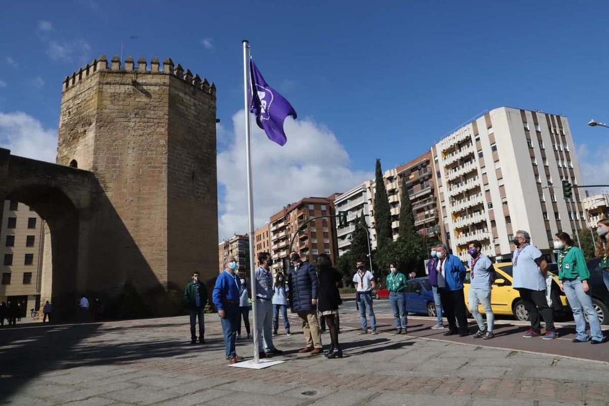 Izado de la bandera con motivo del Día del Escultismo, en los Jardines de Baden Powell