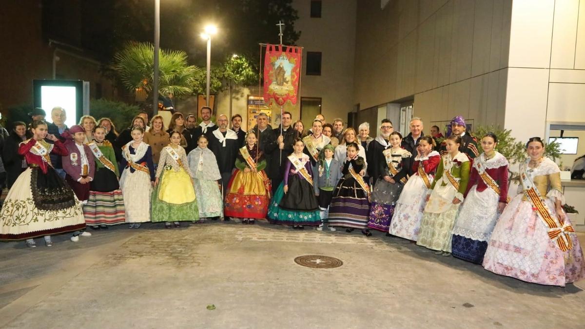 Benicàssim da el pistoletazo de salida a las fiestas en honor a Sant Antoni y Santa Àgueda con el tradicional traslado del estandarte.