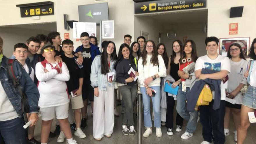 Los alumnos del San Fernando en el aeropuerto.