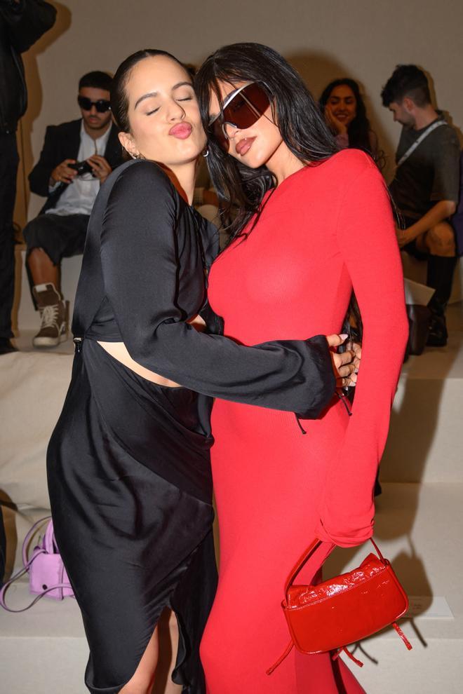 Rosalía con Kylie Jenner en el desfile de Acne