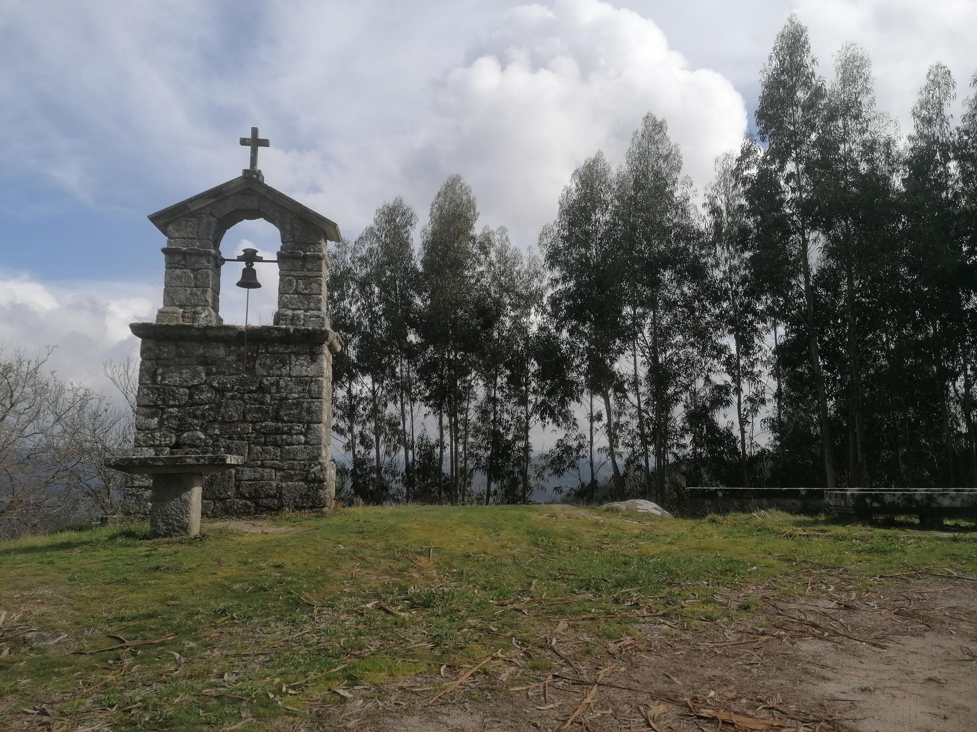 Eucaliptos que tapan ahora las vistas en el entorno del campanaria.