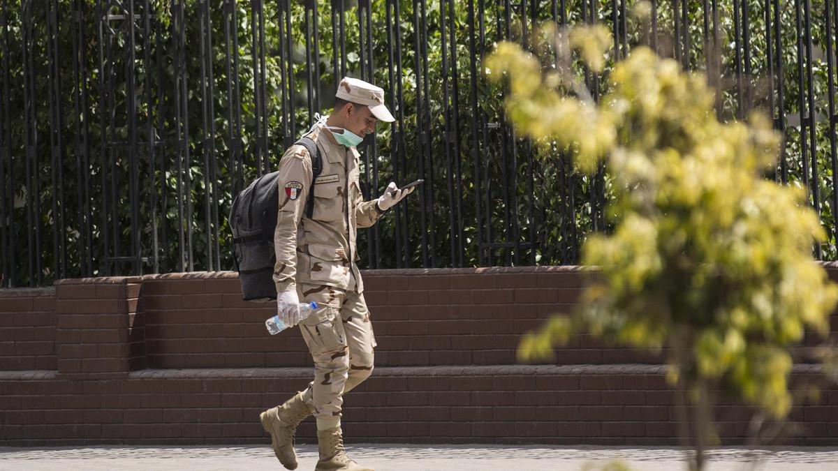 Un soldado con mascarilla y guantes como protección anticovid.