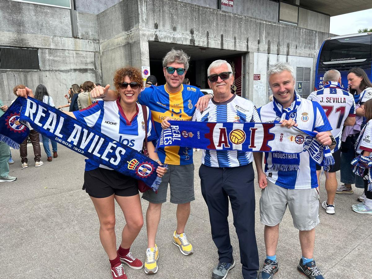 GALERÍA: La afición del Avilés empieza a conquistar Pasarón con fe en la salvación blanquiazul