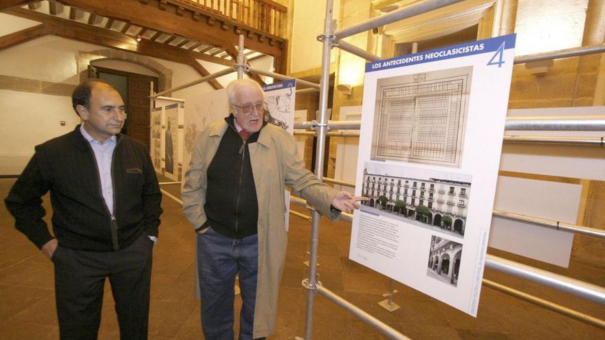 Antonio Viloria, en el centro, señala en un panel una de las obras que hizo su abuelo. | ARCHIVO