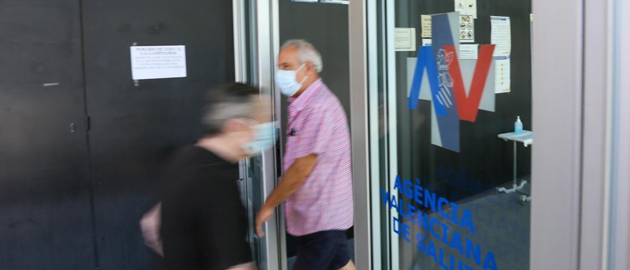 Sanidad pretende descongestionar los centros de salud pero los médicos recelan de firmar sin ver al paciente