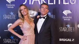 Antonio Banderas y su novia, Nicole Kimpel, en la gala Starlite. 