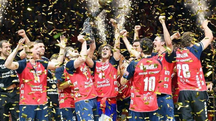 Los jugadores del Flensburg, con el trofeo de campeones de Europa.