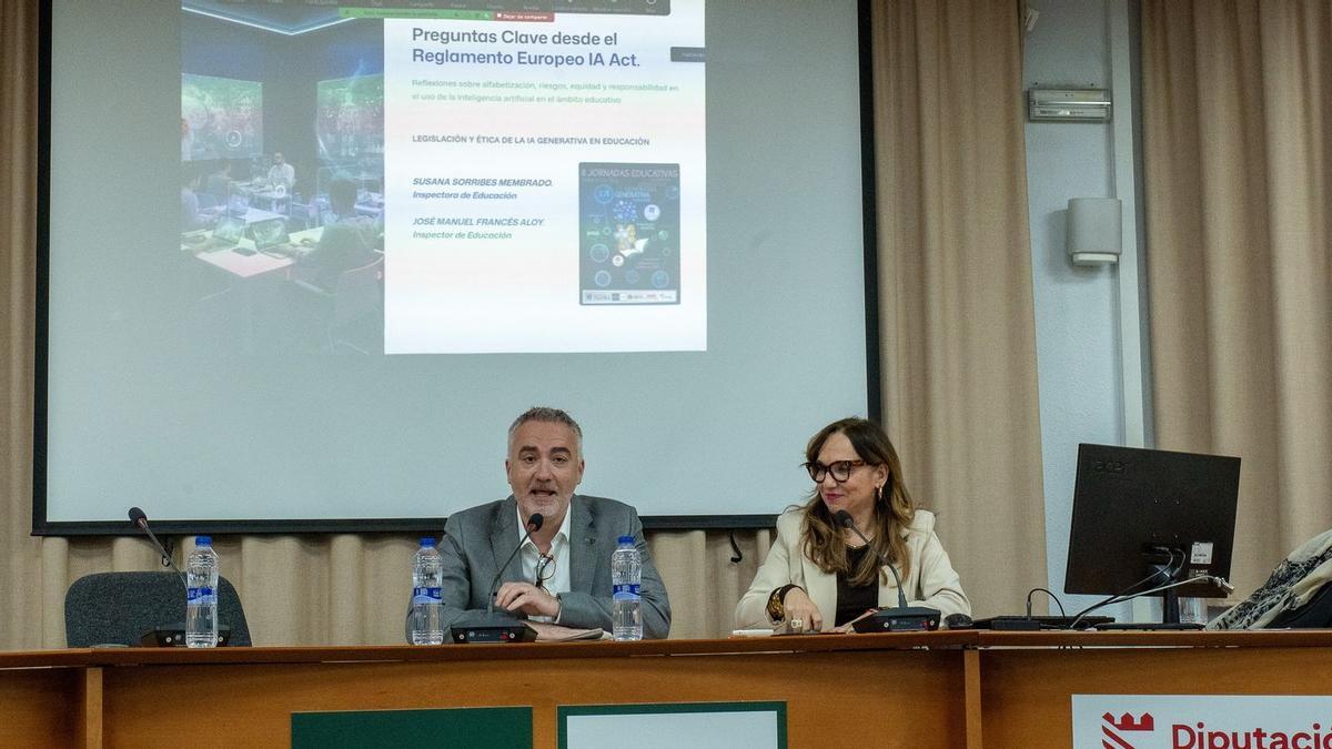 Las ponencias magistrales de las jornada sobre IA en educación han tenido lugar en el salón de actos de la sede e la UNED en Vila-real.