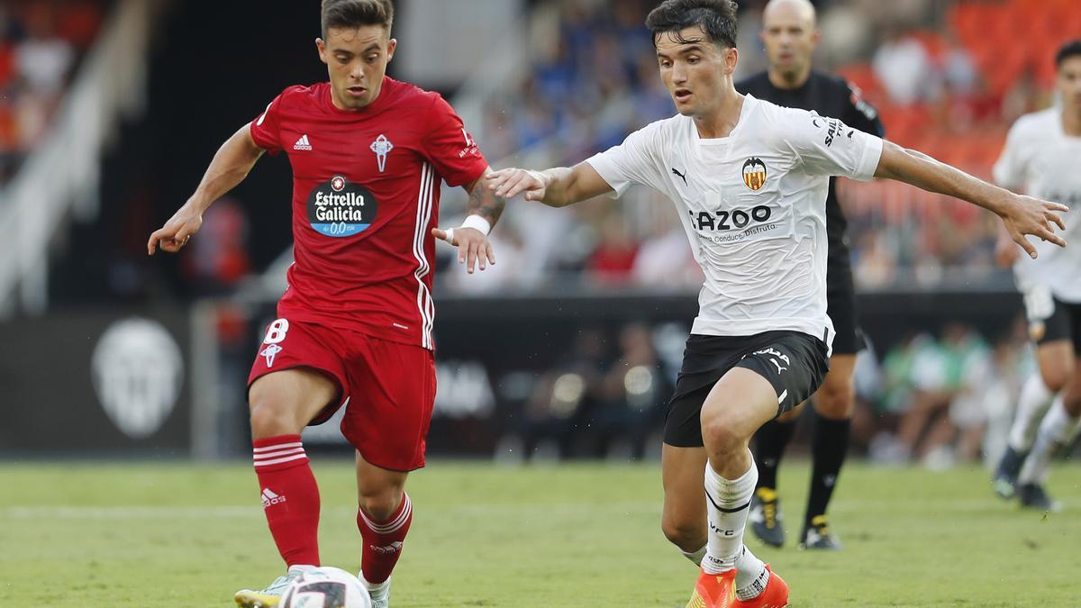 Fran Beltrán conduce la pelota  ante Hugo Guillamón durante la reciente visista del Celta a Mestalla