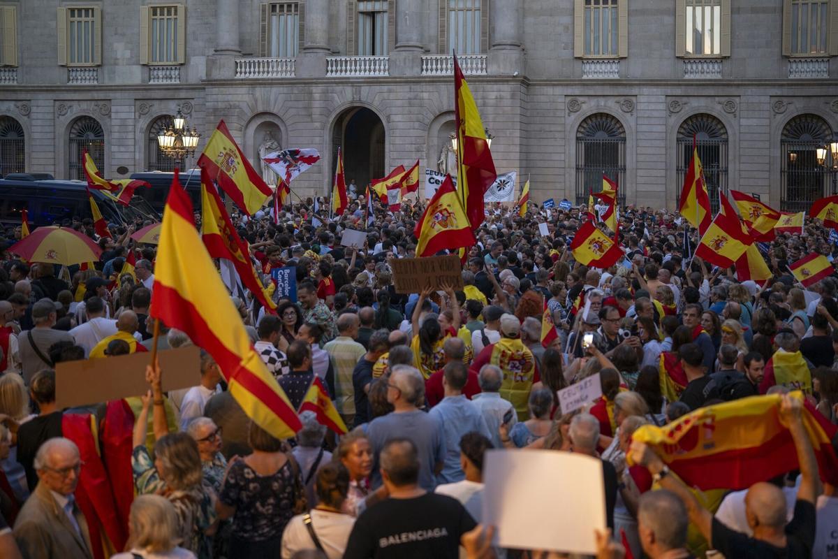 Manifestantes durante una concentración en apoyo a la población ceutí, a 2 de septiembre de 2026, en Barcelona.