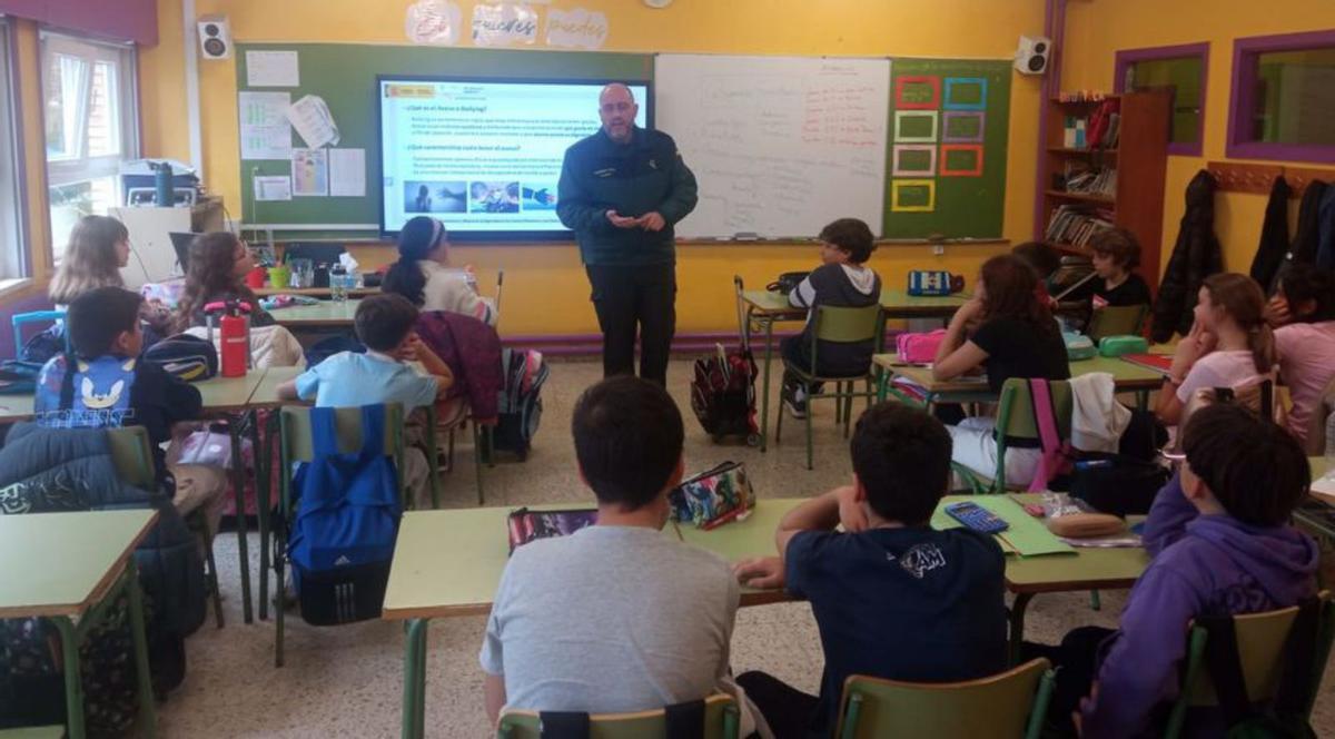 El guardia civil Iván Carril en una charla de ciberdelincuencia  / cedida