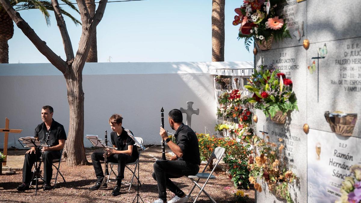 Ambientación musical en un cementerio de La Laguna.