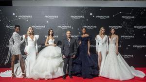 Hervé Moreau, director artístico de Pronovias, entre las modelos que lucen sus diseños, en el desfile que cerró el Barcelona Bridal Fashion Week.  