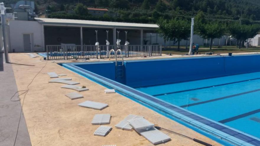 El PP de Enguera alerta de que la piscina abre sin terminar y el alcalde lo niega