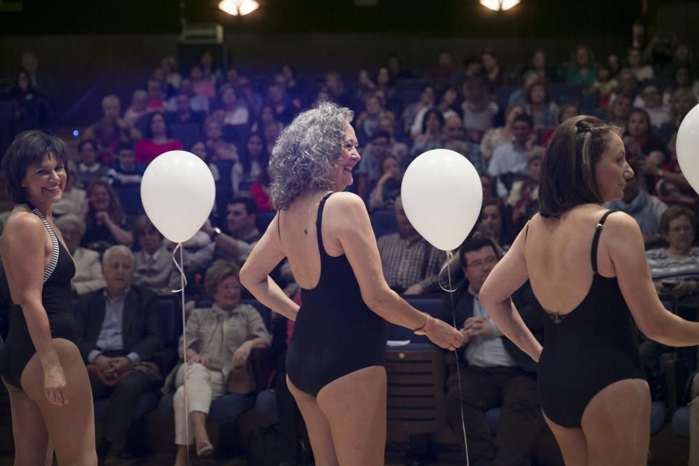 Desfile en el Auditorio de mujeres afectadas por cáncer de mama