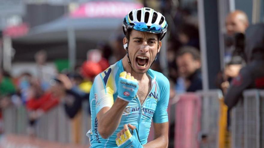 Fabio Aru celebra su victoria.