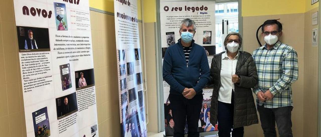 Xan Leira, Aurora Prieto e Carlos Camaño, na presentación da mostra no IES Monte Carrasco. | // G.NÚÑEZ