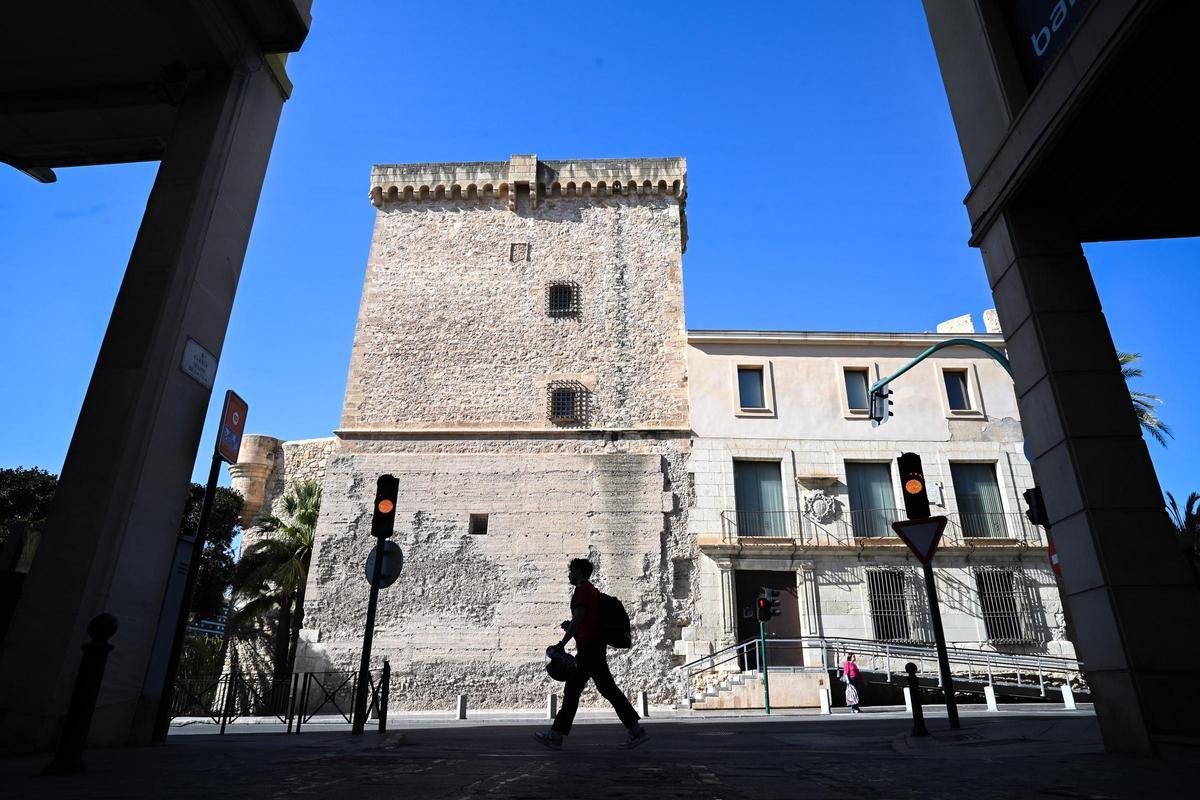 Estado que presenta la fachada sur del Palacio de Altamira, que ha perdido areniscas y piedras durante años sin reparación alguna