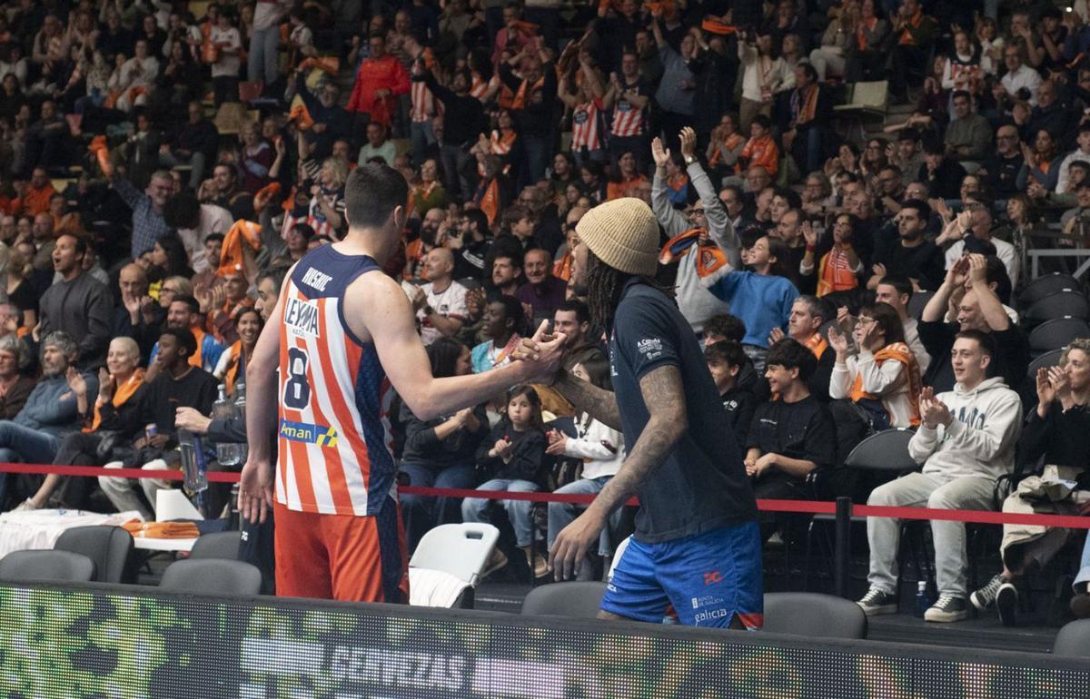 Huskic saluda a Thompkins tras regresar al banquillo en el tercer cuarto. | Casteleiro/Roller Agencia