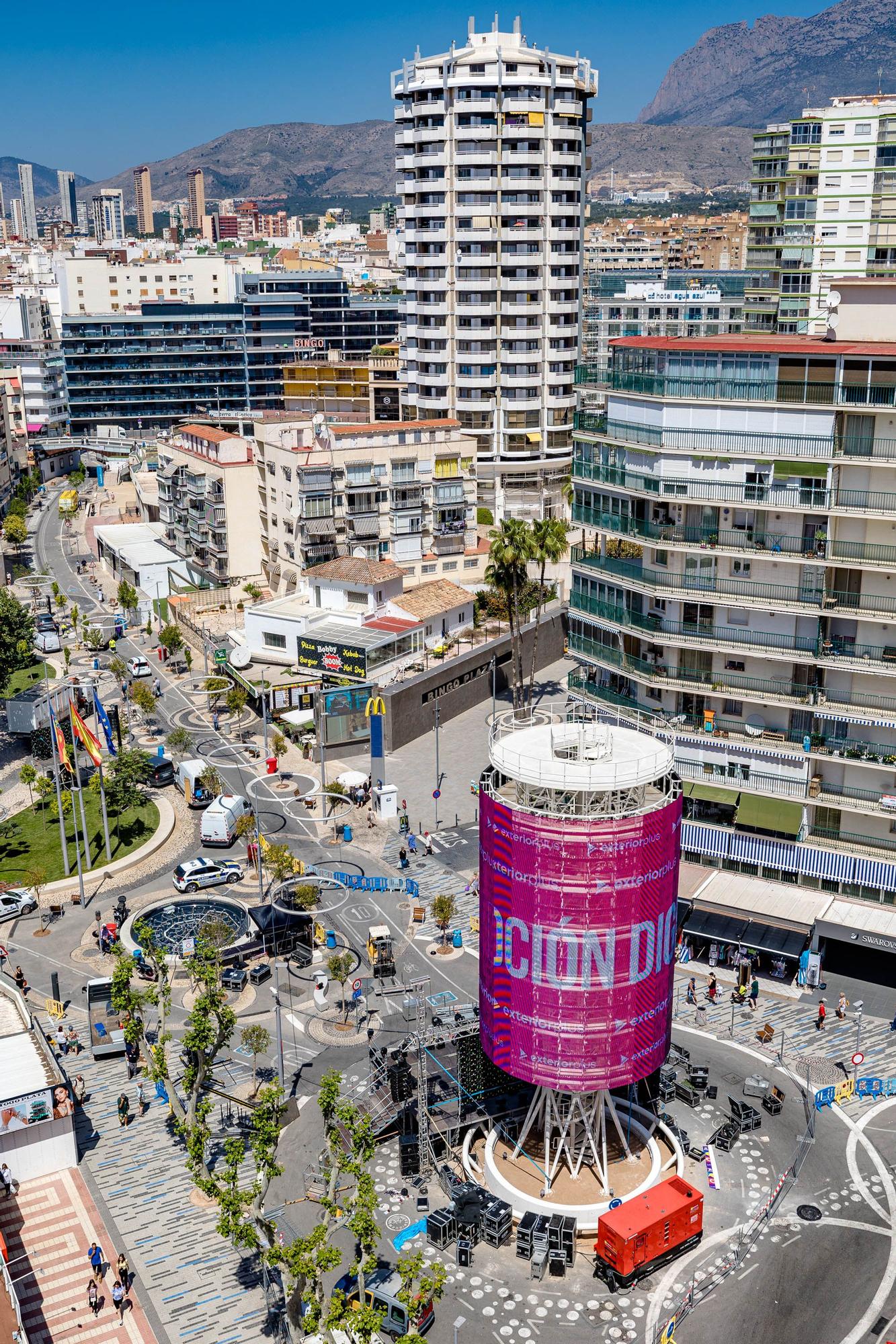 Benidorm inicia el montaje para la final de Eurovisión.  La plaza de La Hispanidad será el escenario de la "Pre Party" con tres pantallas gigantes y un escenario para las actuaciones previas a la gala en Turín | El "tecnohito", uno de los protagonistas del evento