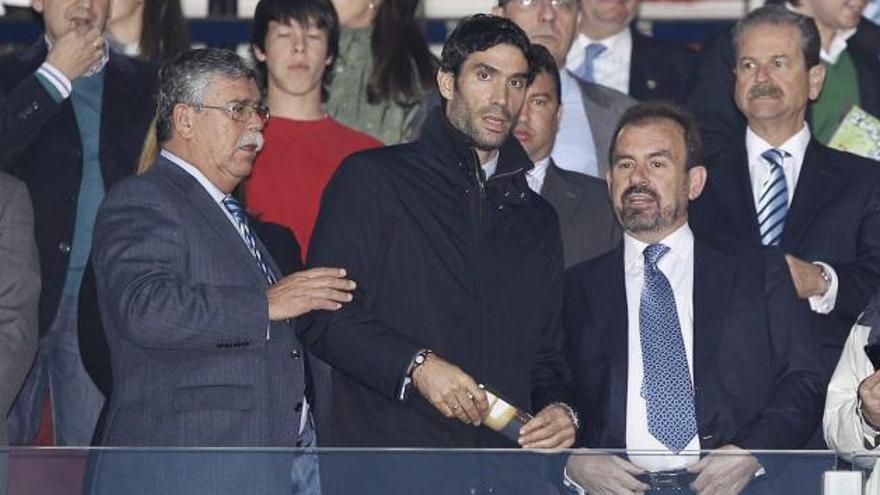 Fernando Sanz, entre el vicepresidente Paco Martín Aguilar y el presidente del Getafe, Ángel Torres, ayer en el Coliseo Alfonso Pérez. Enrique de la Fuente