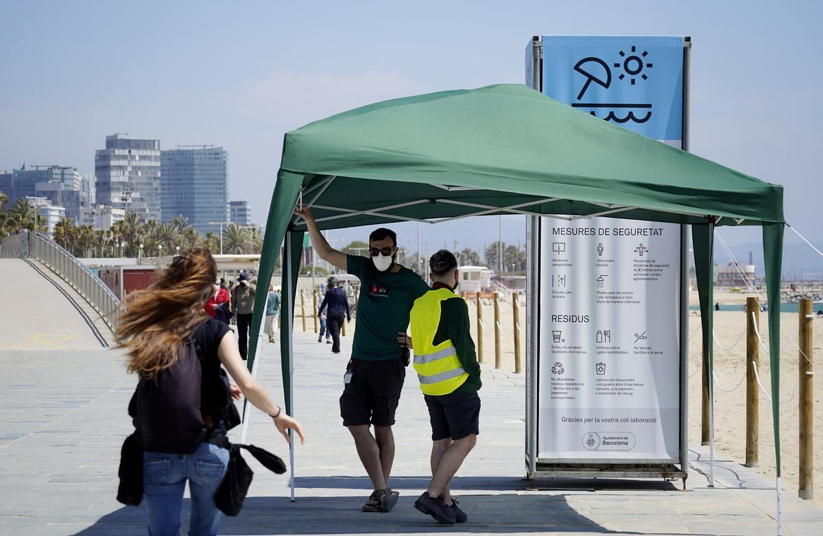 Punto de control del aforo y acceso en las playas en Bogatell. 