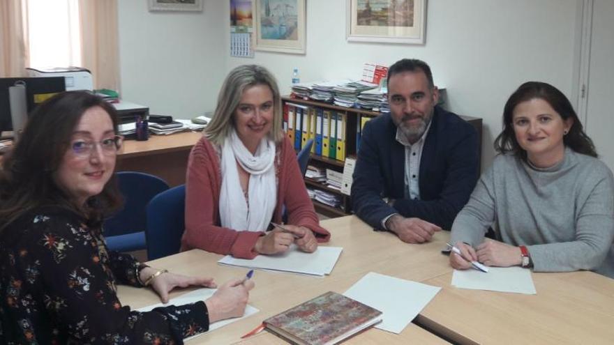 Los representantes ibenses durante la reunión con la secretaria autonómica de Igualdad.