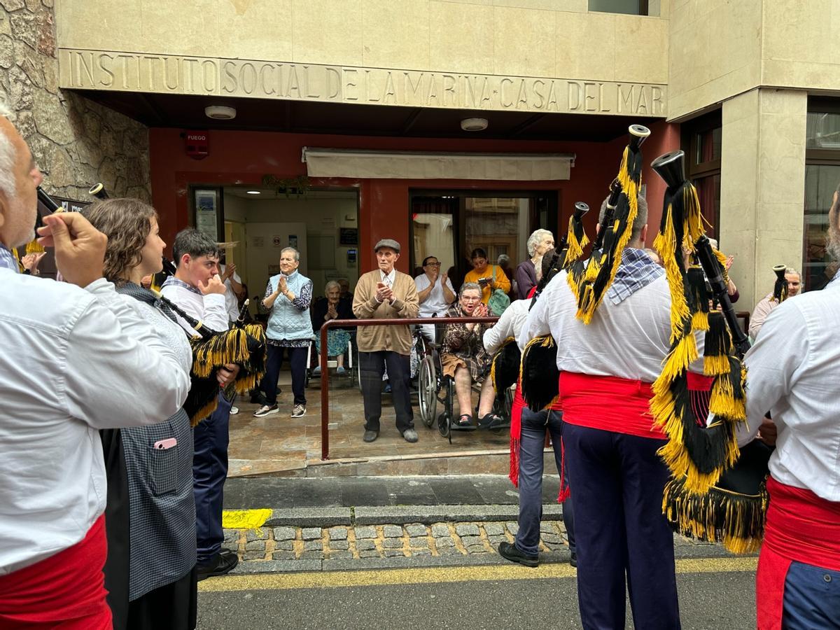 El desfile más esperado en Cudillero: gaitas, bailes 'pixuatus' y gigantes y cabezudos de Murcia