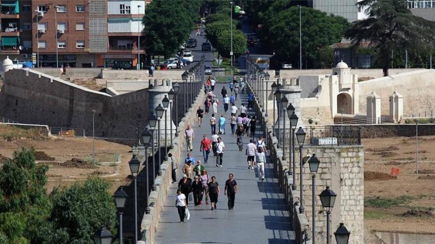 Un motorista pone en riesgo a los peatones en el puente de Palmas de Badajoz