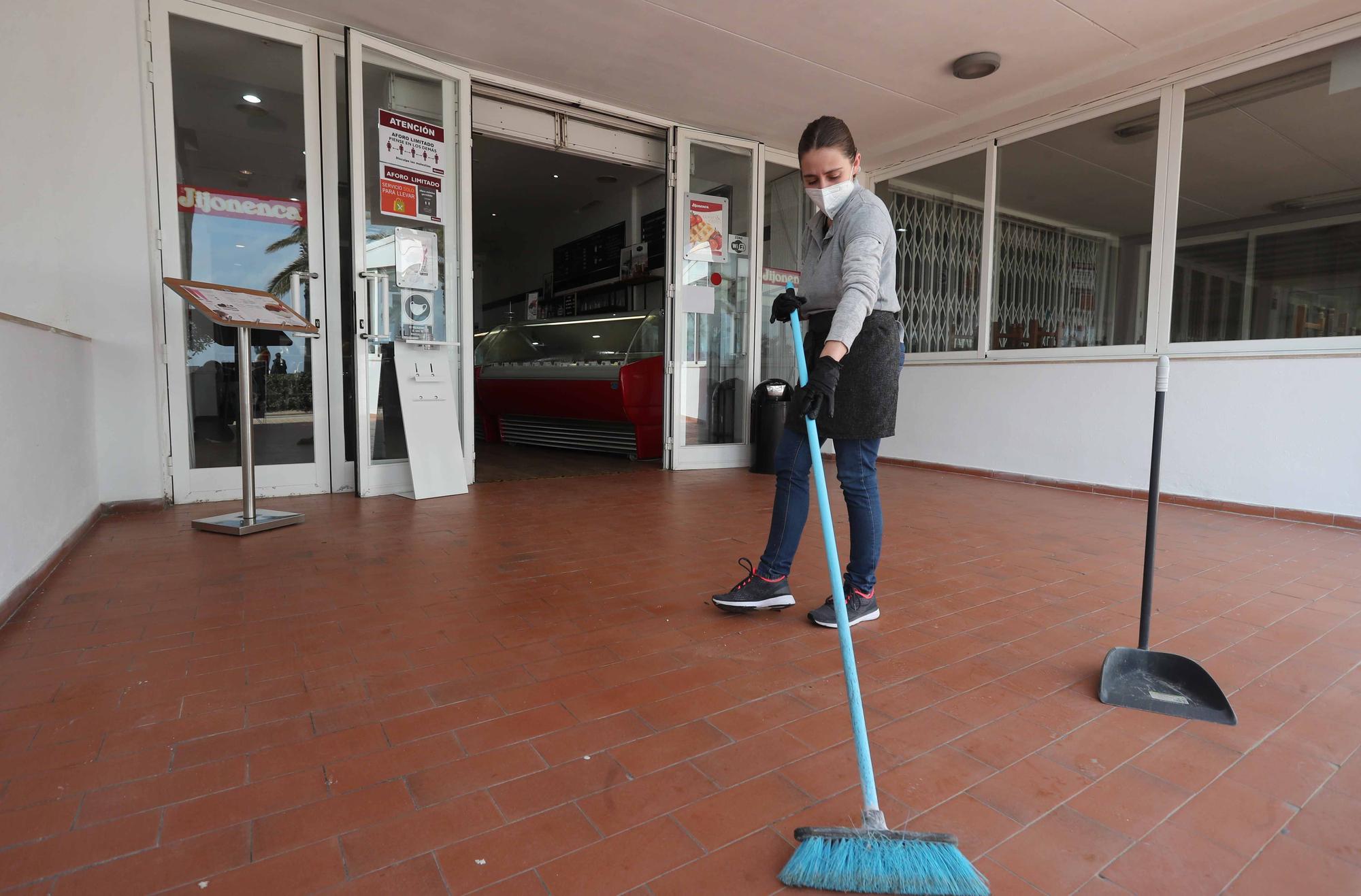 Los bares preparan sus terrazas para abrir este lunes