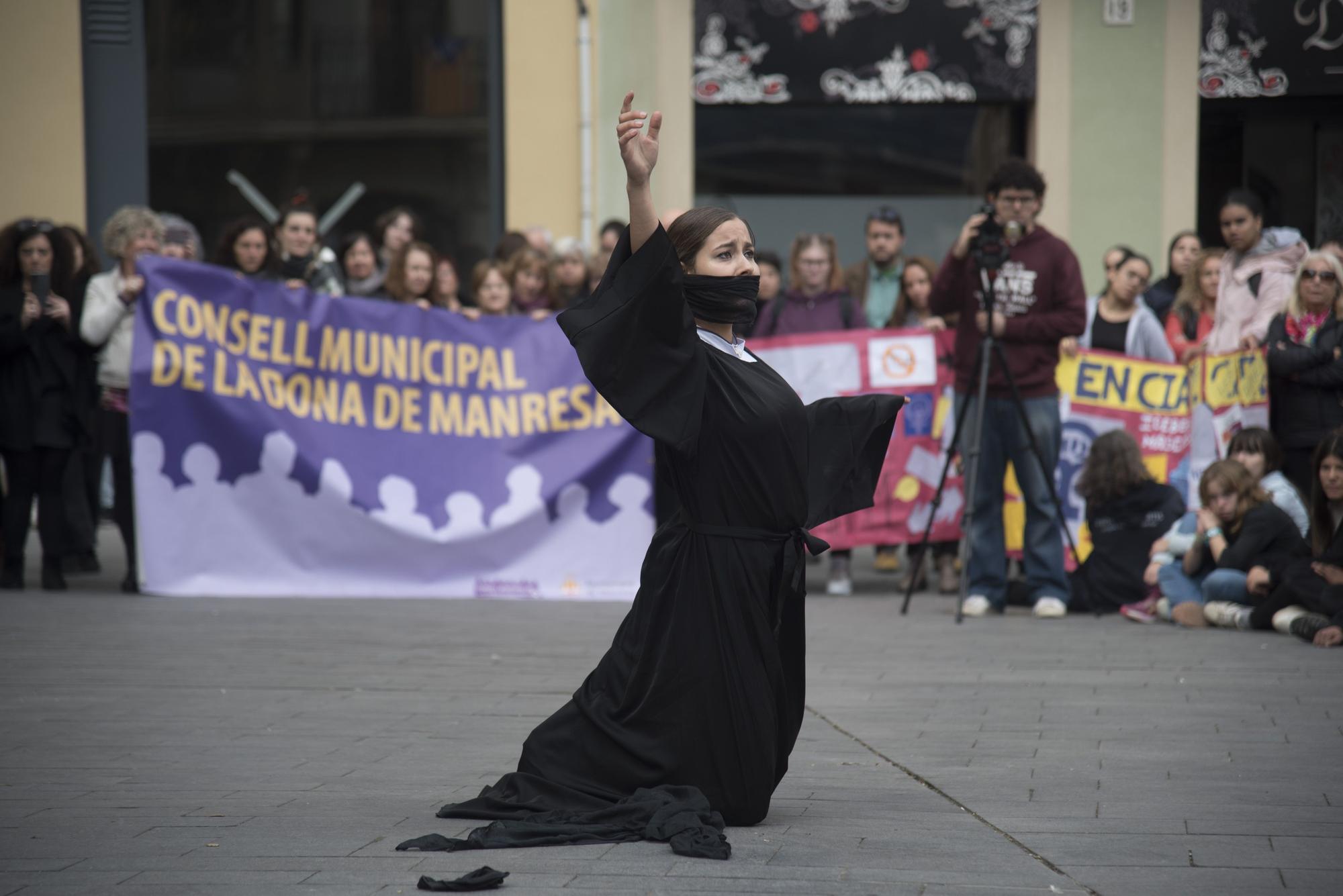 25-N: Mig miler d'estudiants condemnen la violència masclista a Manresa